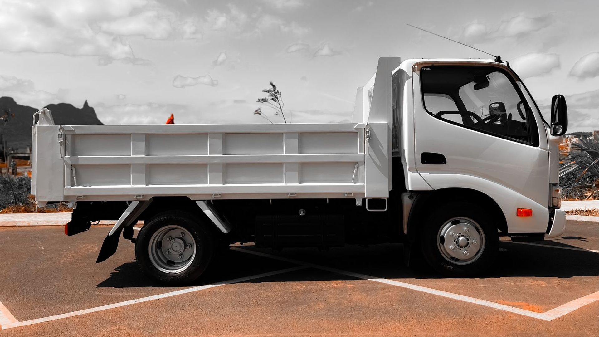 You are currently viewing Toyota Dump Truck A Robust and Reliable for Heavy-Duty Applications